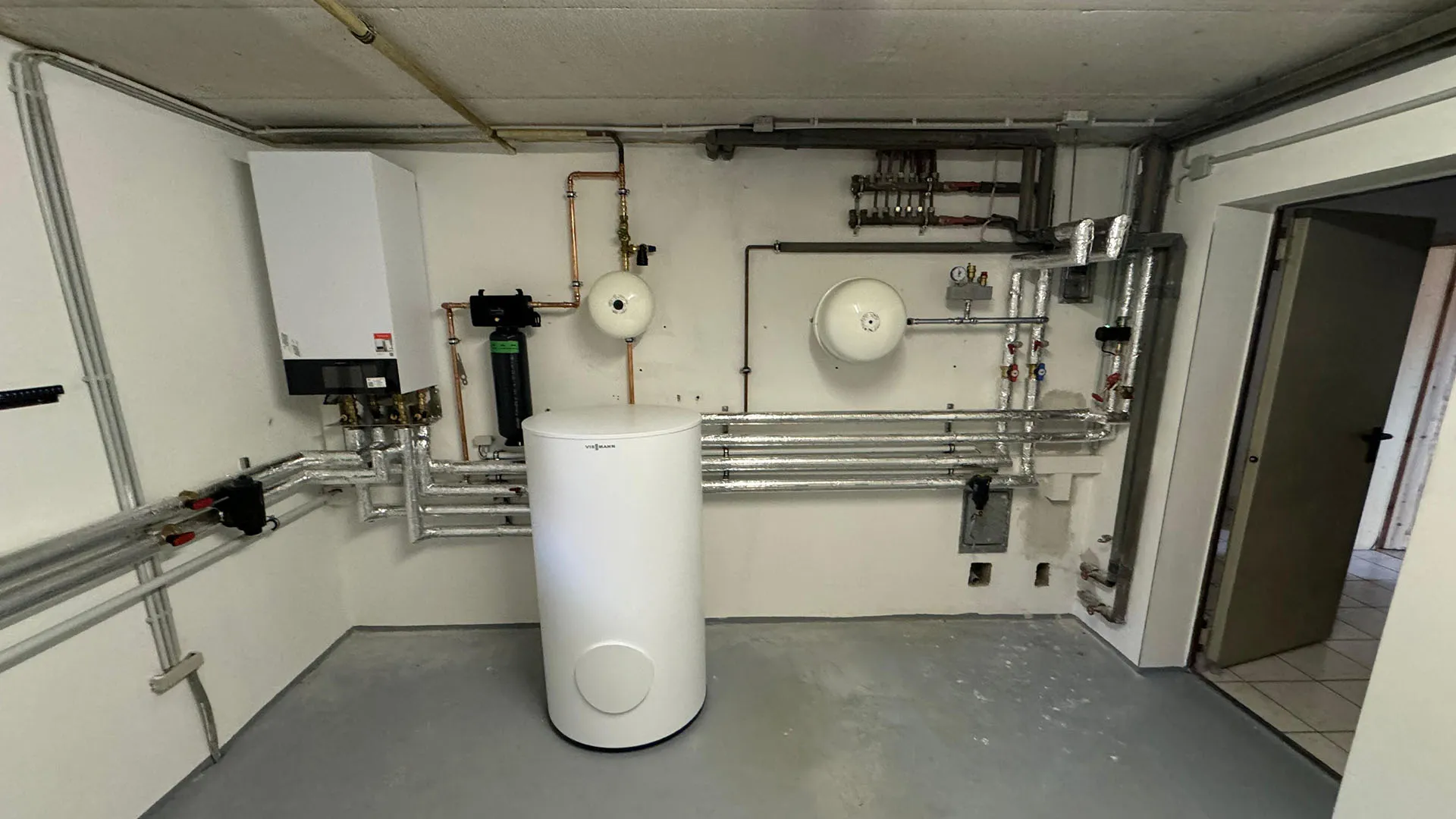Heizungsanlage mit Warmwasserspeicher und gedämmten Leitungen