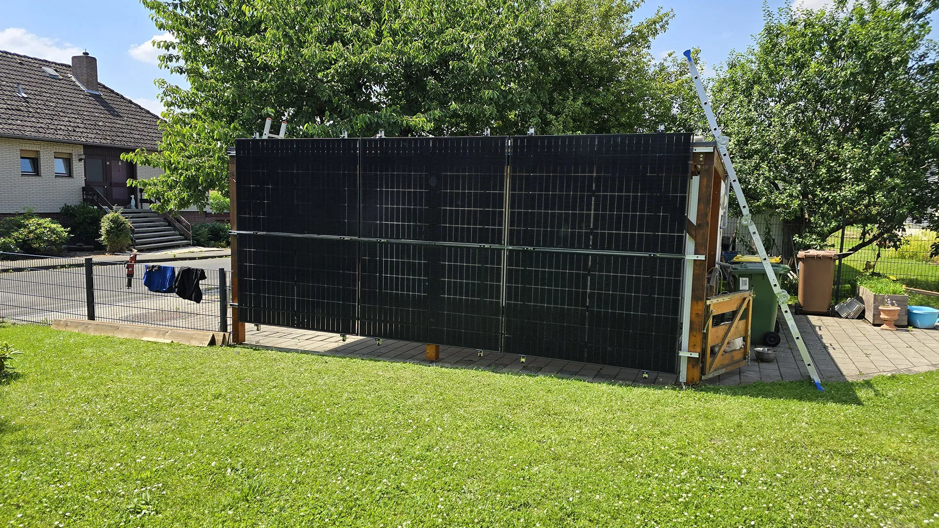 Freistehende Photovoltaikanlage im Außenbereich