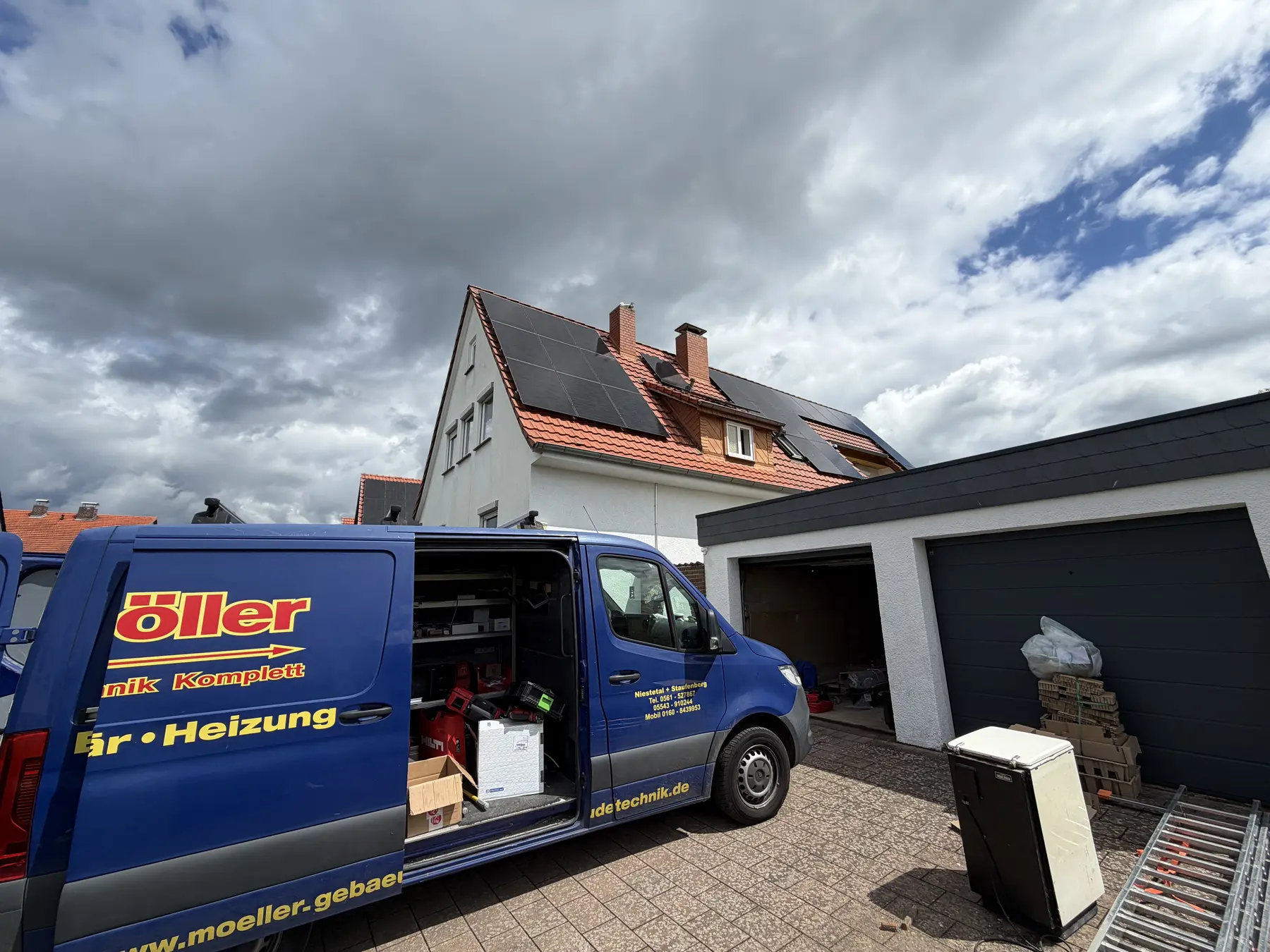 Photovoltaikanlage auf einem Wohnhaus mit Möller-Servicefahrzeug vor Ort