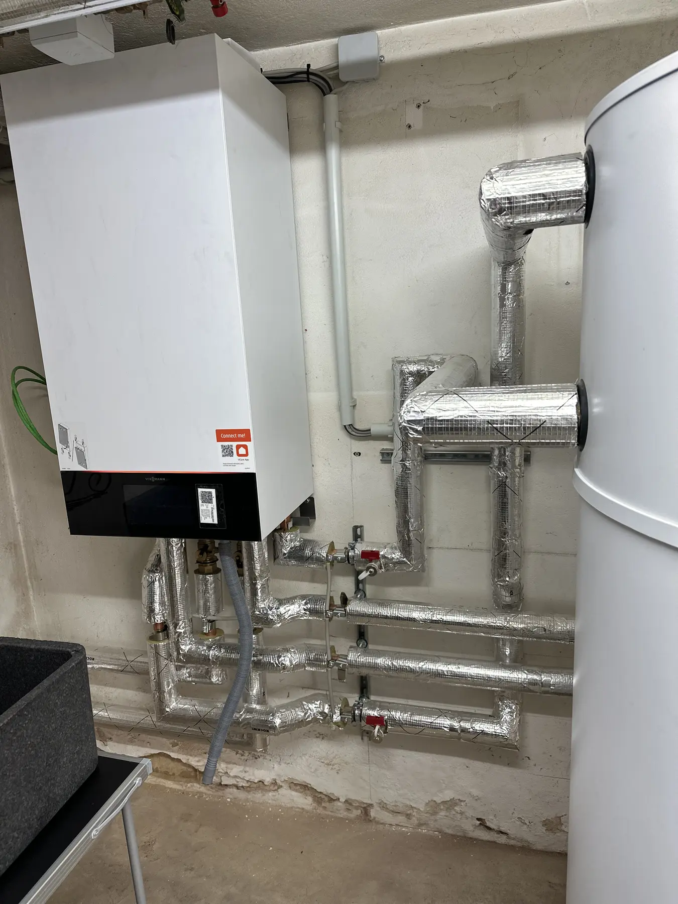 Inneneinheit einer Wärmepumpenanlage mit Warmwasserspeicher
