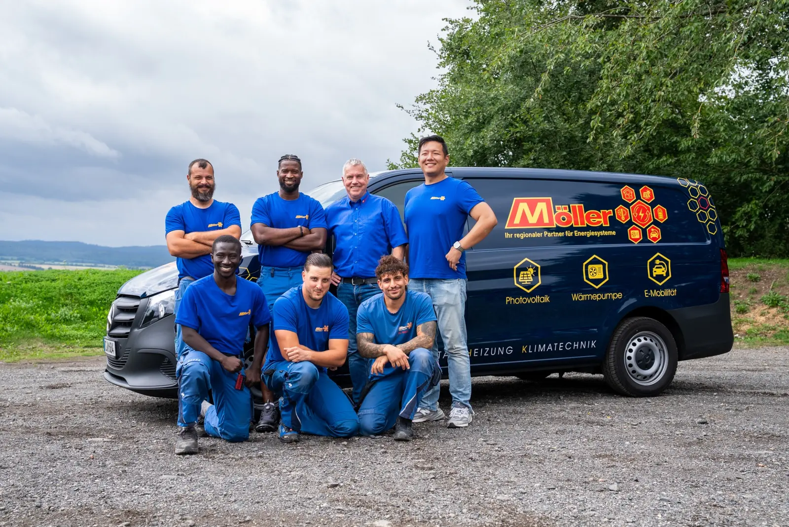 Das Photovoltaik-Team von Möller Gebäudetechnik vor einem Firmenfahrzeug